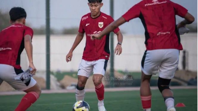 terpopuler:-timnas-indonesia-u-17-imbangi-pantai-gading,-fans-mu-siap-cukur-rambut-setelah-387-hari