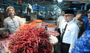 harga-cabai-merah-mencekik,-wawako-bukittinggi-ibnu-asis-turun-ke-pasar