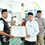 walikota-padang-serahkan-dana-operasional-triwulan-iii-2025-di-kecamatan-kuranji