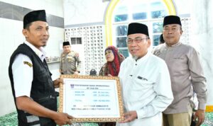 walikota-padang-serahkan-dana-operasional-triwulan-iii-2025-di-kecamatan-kuranji