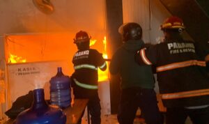 tiga-petak-toko-di-blok-a-pasar-raya-padang-terbakar tiga-petak-toko-di-blok-a-pasar-raya-padang-terbakar