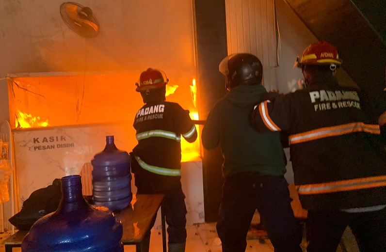 tiga-petak-toko-di-blok-a-pasar-raya-padang-terbakar