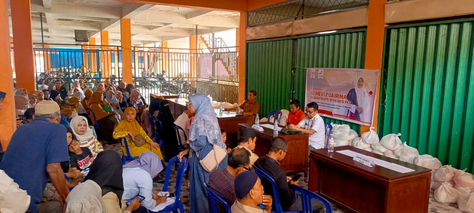 nevi-zuairina:-salurkan-bantuan-untuk-pedagang-korban-kebakaran-pasar-payakumbuh-lewat-lembaga-sosial-kemanusiaan