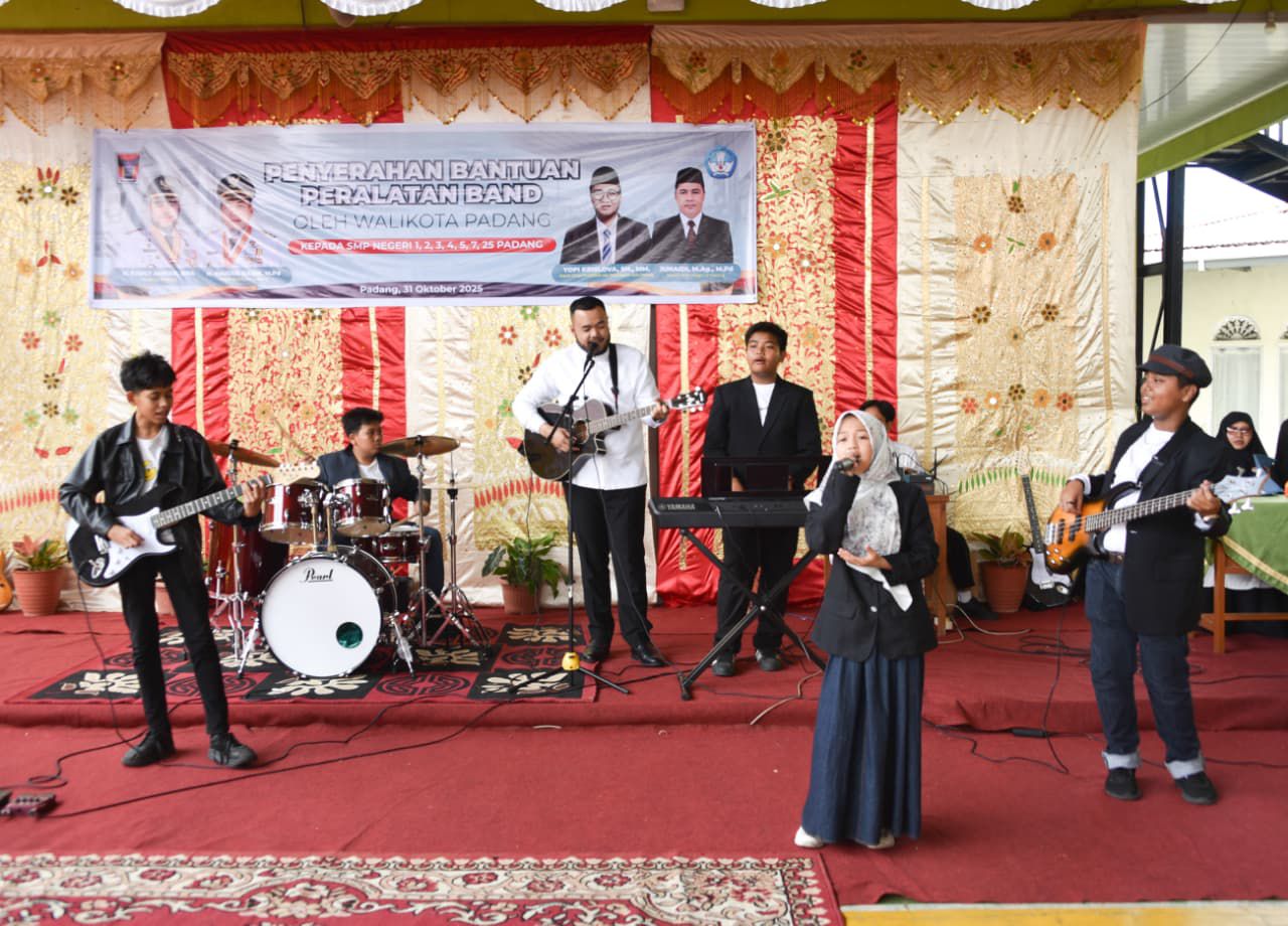 walikota-padang-serahkan-satu-set-alat-band-kepada-tujuh-smpn-di-kota-padang