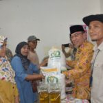 bersinergi-dengan-bulog,-wakil-walikota-padang-serahkan-bantuan-pangan-ke-kelurahan-ulak-karang-utara