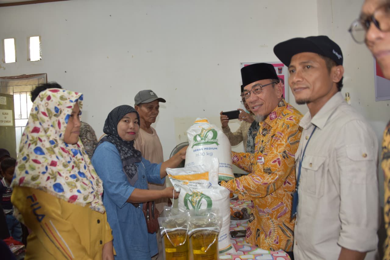 bersinergi-dengan-bulog,-wakil-walikota-padang-serahkan-bantuan-pangan-ke-kelurahan-ulak-karang-utara