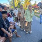 ny.-nita-azis-bantu-ali-munir-dengan-sembako-dan-tongkat