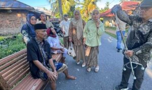 ny.-nita-azis-bantu-ali-munir-dengan-sembako-dan-tongkat