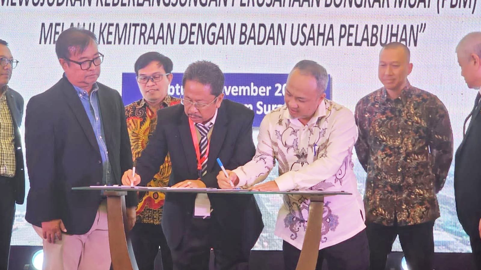 dukung-kelancaran-barang-dan-logistik,-ketua-apbmi-sumbar-hm-tauhid-teken-mou-dengan-pelindo-regional-2-teluk-bayur