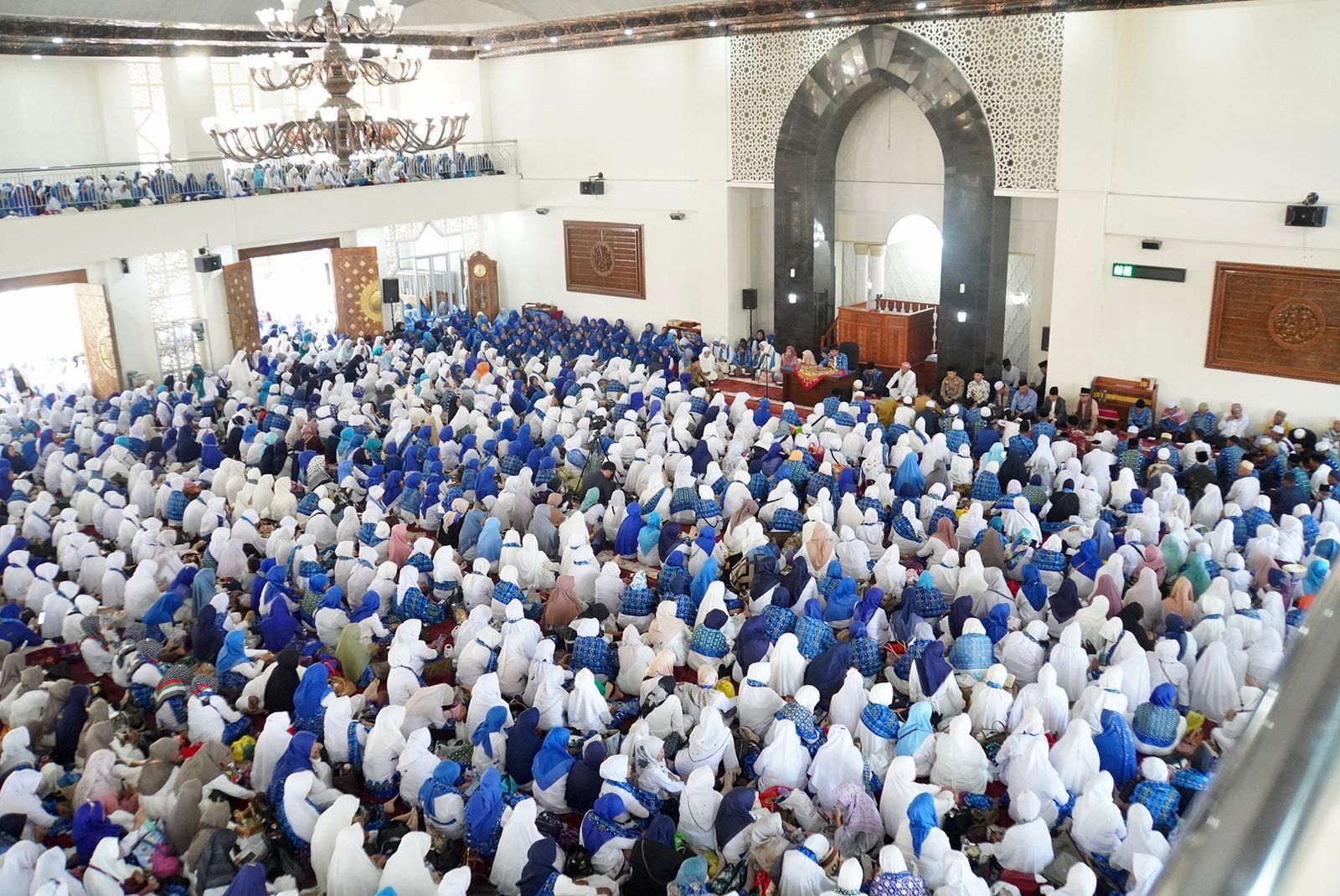 ribuan-jemaah-bkmt-se-sumbar-gelar-pengajian-dan-pertemuan-akbar-di-islamic-centre