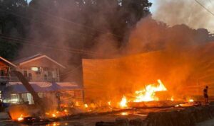 monumen-kapal-wisata-siti-nurbaya-di-batang-arau-terbakar monumen-kapal-wisata-siti-nurbaya-di-batang-arau-terbakar