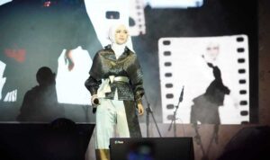 ribuan-penonton-padati-lapangan-cindue-mato-batusangkar-saksikan-sabudaya