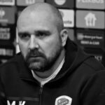 selamat-jalan-pelatih,-mladen-zizovic-mendadak-jatuh-dan-meninggal-saat-pimpin-tim-di-liga-serbia