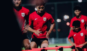 inovasi-di-piala-dunia-u-17-2025,-timnas-indonesia-u-17-cicipi-teknologi-baru-‘kartu-var’