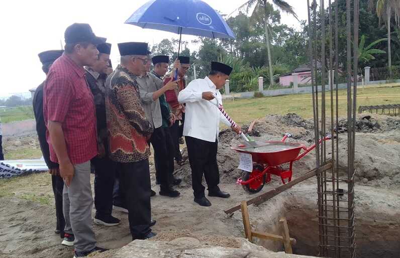 pembangunan-kantor-walinagari-magek-dimulai,-bupati-agam-letakkan-batu-pertama 