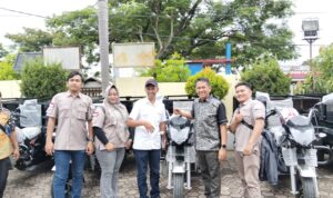 evi-yandri-serahkan-10-betor-untuk-10-lembaga-pengelola-sampah-di-padang