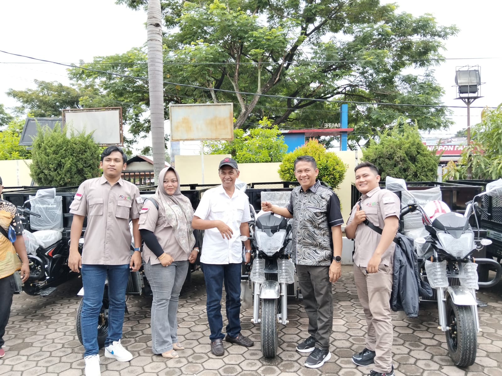 evi-yandri-serahkan-10-betor-untuk-10-lembaga-pengelola-sampah-di-padang