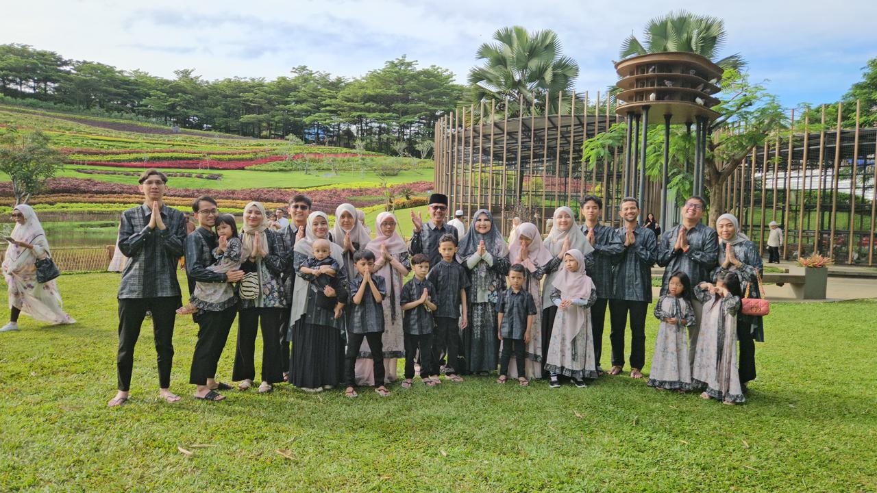 hj.-nevi-zuairina:-ayah-adalah-teladan-tangguh-dan-penopang-keluarga