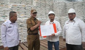 bupati-pessel-cek-kualitas-beras-dan-migor-di-gudang-bulog bupati-pessel-cek-kualitas-beras-dan-migor-di-gudang-bulog