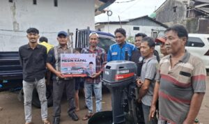 legislator-rahmat-saleh-serahkan-mesin-tempel-untuk-nelayan-di-air-tawar-barat legislator-rahmat-saleh-serahkan-mesin-tempel-untuk-nelayan-di-air-tawar-barat