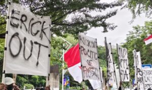 kantor-pssi-digedor-ultras-garuda,-minta-erick-thohir-dan-arya-sinulingga-out kantor-pssi-digedor-ultras-garuda,-minta-erick-thohir-dan-arya-sinulingga-out