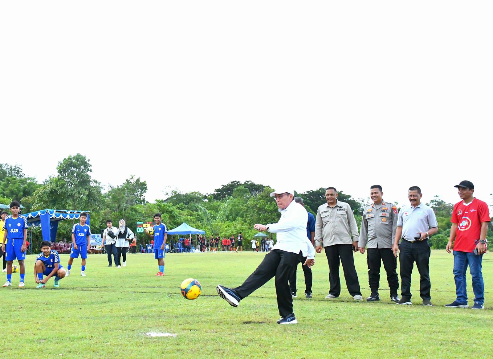 wakil-walikota-buka-secara-resmi-turnamen-sepakbola-piala-wali-kota-padang-u-17-tahun-2025