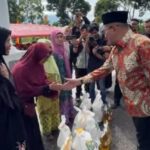 pemko-bukittinggi-dan-bulog-salurkan-bantuan-pangan