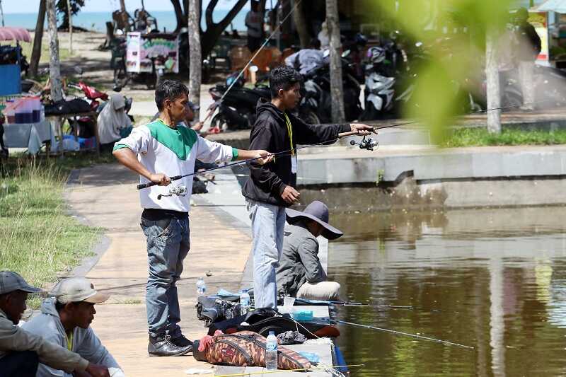 ratusan-pemancing-meriahkan-festival-mancing-mania-ratu-prabu