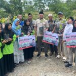 rahmat-saleh-serahkan-bantuan-bibit-untuk-petani-di-solok