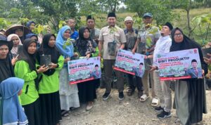 rahmat-saleh-serahkan-bantuan-bibit-untuk-petani-di-solok rahmat-saleh-serahkan-bantuan-bibit-untuk-petani-di-solok