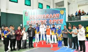 fadly-amran-tutup-kejuaraan-karate-open-piala-wali-kota-padang-2025 fadly-amran-tutup-kejuaraan-karate-open-piala-wali-kota-padang-2025