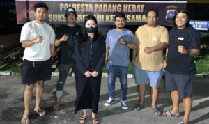 polisi-tangkap-perempuan-diduga-mencuri-di-x-mart-ulak-karang polisi-tangkap-perempuan-diduga-mencuri-di-x-mart-ulak-karang