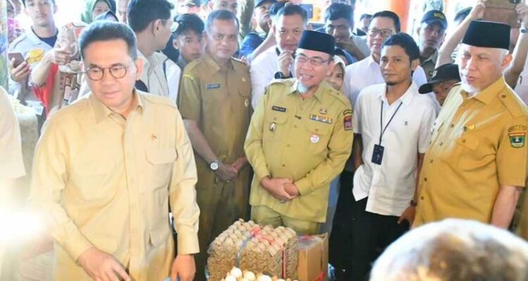 mendag-budi-santoso-tinjau-harga-di-pasar-raya-padang,-pastikan-ketersediaan-pangan-jelang-nataru-aman