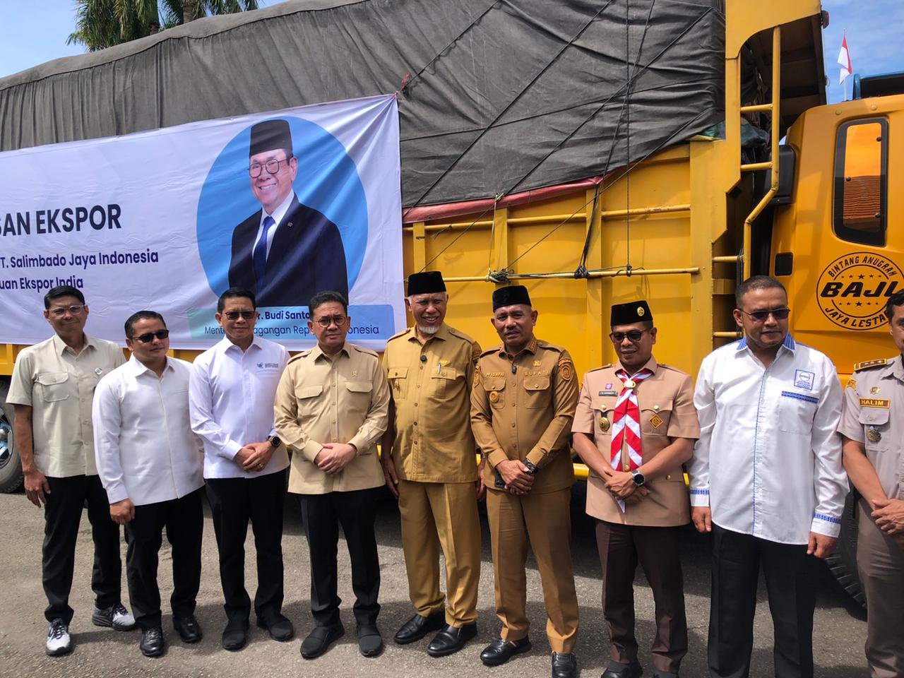 kekuatan-ekspor-baru-dari-sumbar, mendag-lepas-27-ton-gambir-ke-india