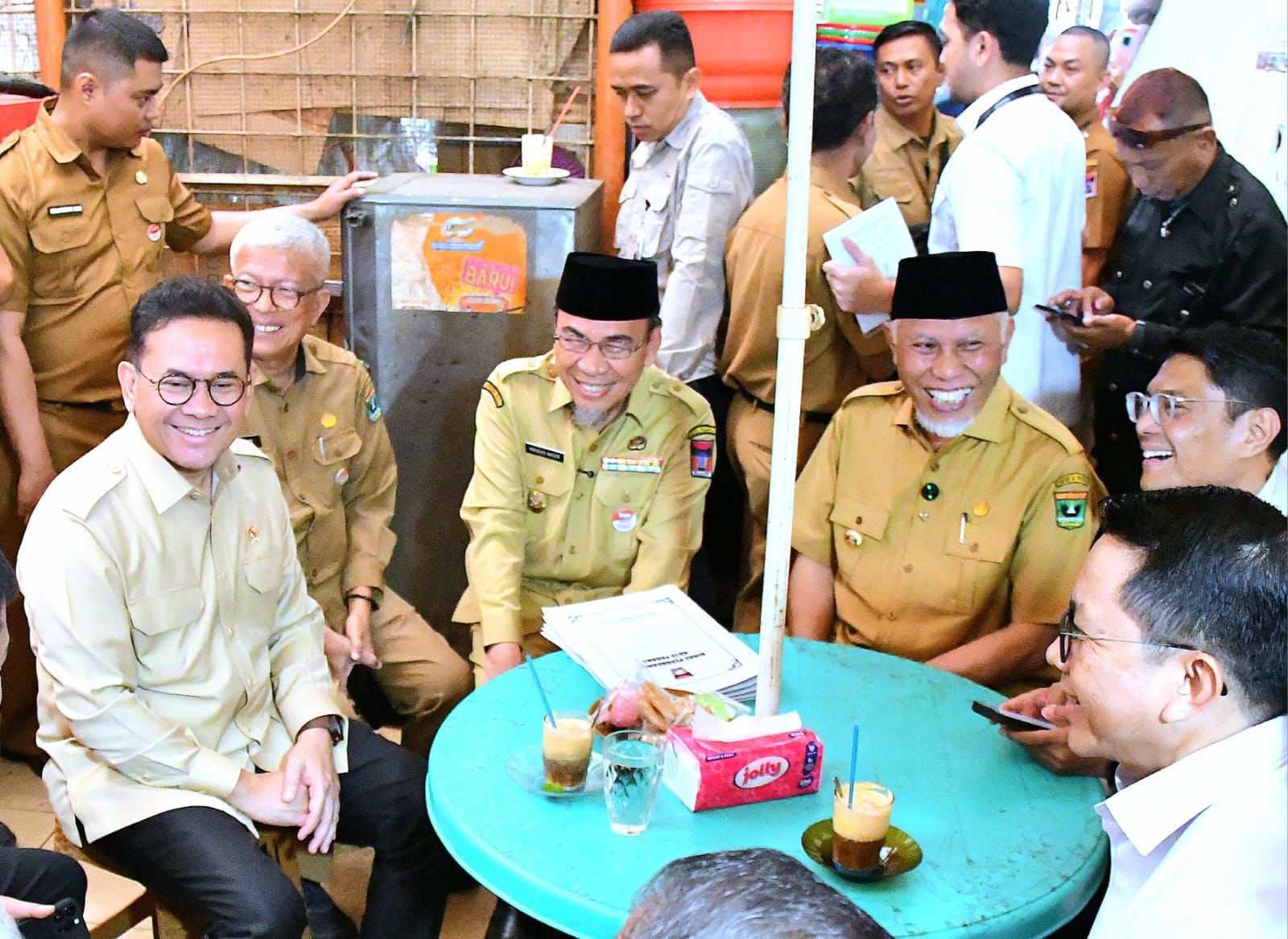 wakil-walikota-dampingi-mendag-ri-tinjau-harga-bahan-pokok-di-pasar-raya-padang