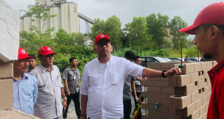 sekjen-kemensos-robben-rico-kagumi-rumah-sepablock-pt-semen-padang