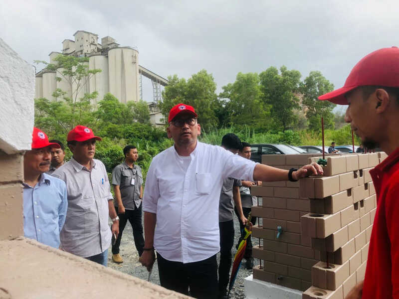 sekjen-kemensos-robben-rico-kagumi-rumah-sepablock-pt-semen-padang