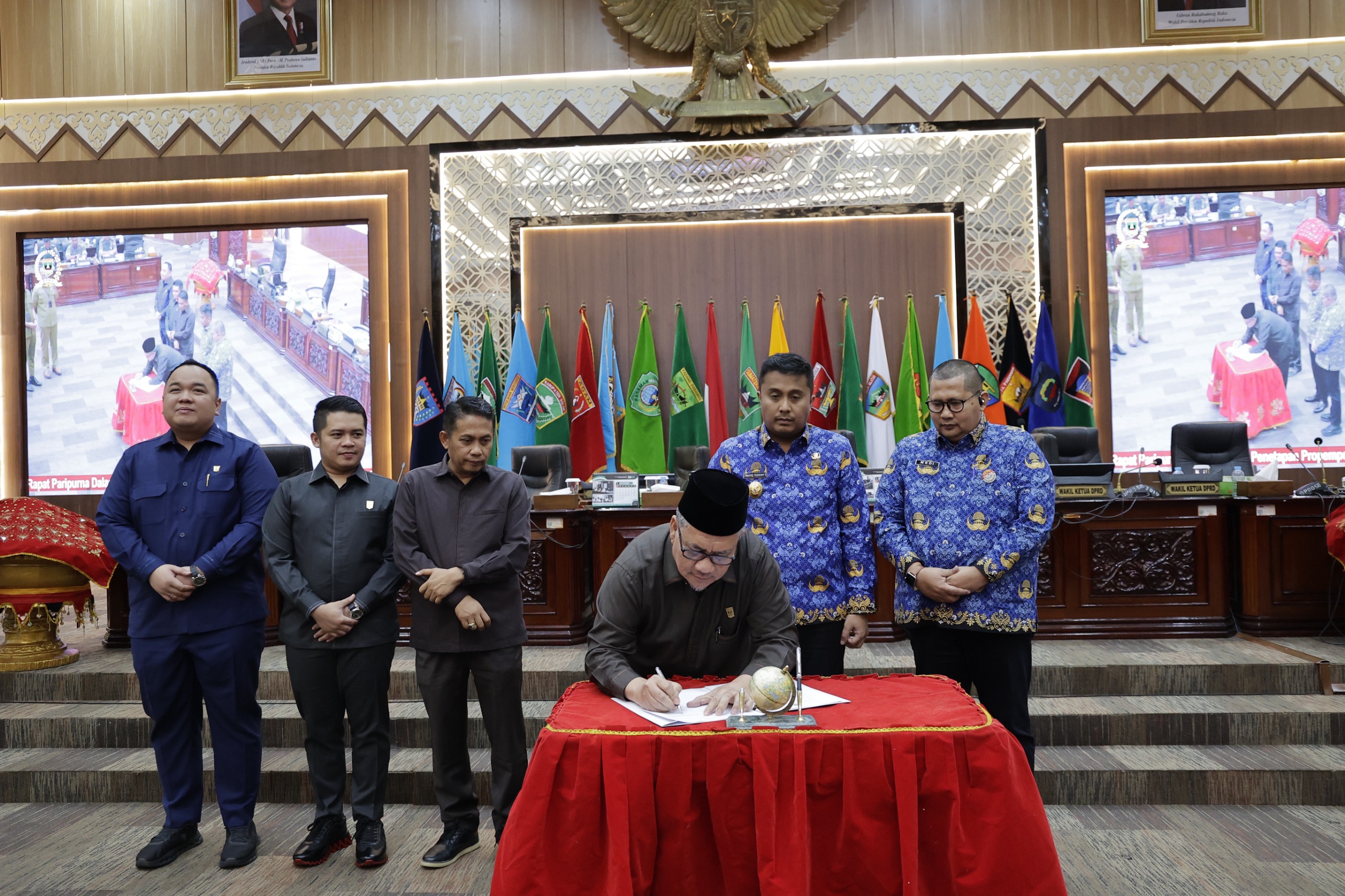 rapat-paripurna-dprd-sumbar-tetapkan-perda-apbd-2026-dan-susunan-opd