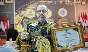 enam-kali-berturut-turut,-sekretariat-dprd-sumbar-raih-predikat-badan-publik-informatif-dari-komisi-informasi