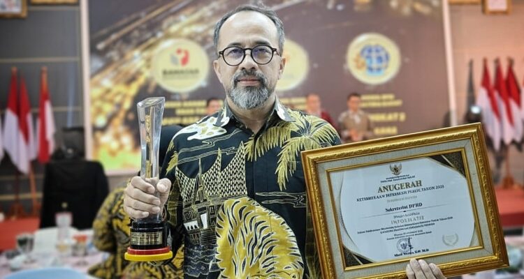 enam-kali-berturut-turut,-sekretariat-dprd-sumbar-raih-predikat-badan-publik-informatif-dari-komisi-informasi