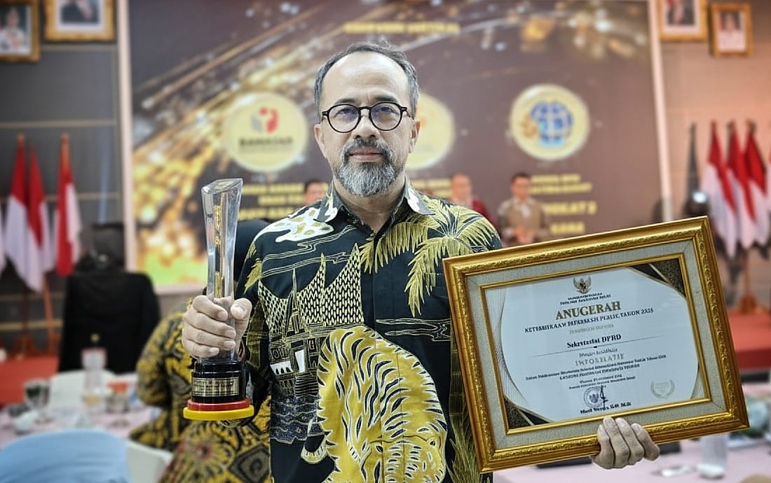 enam-kali-berturut-turut,-sekretariat-dprd-sumbar-raih-predikat-badan-publik-informatif-dari-komisi-informasi