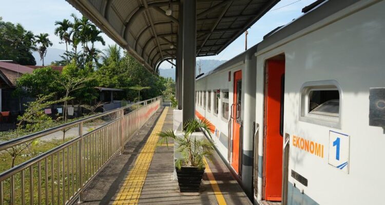 sejarah-berlanjut:-dari-rel-industri-pauh-lima-kini-menjadi-simpul-layanan-kereta-api-bagi-masyarakat