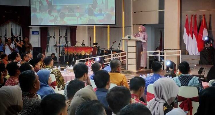 101-badan-publik-informatif,-anugerah-keterbukaan-informasi-publik-ki-sumbar-2025-meriah