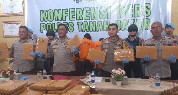tarantula-sapu-bersih!-pick-up-hitam-berisi-27-paket-ganja-dicegat-di-jalan-sunyi-ombilin