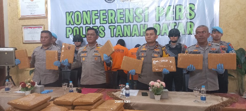 tarantula-sapu-bersih!-pick-up-hitam-berisi-27-paket-ganja-dicegat-di-jalan-sunyi-ombilin