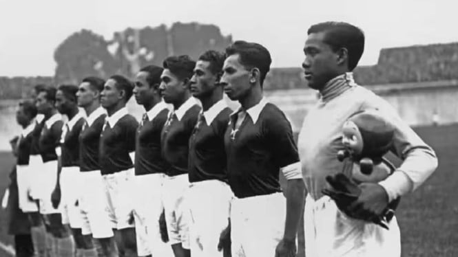 ketika-indonesia-pertama-kali-guncang-panggung-dunia-sepakbola,-tampil-di-piala-dunia-prancis-naik-kapal-laut-2-bulan