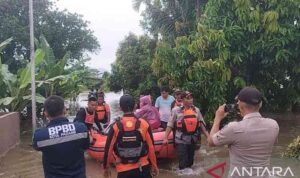 banjir-landa-kota-padang,-tim-sar-lakukan-evakuasi banjir-landa-kota-padang,-tim-sar-lakukan-evakuasi