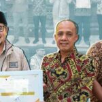 dorong-ketahanan-pangan,-wawako-bukittinggi-serahkan-300-bibit-cabai