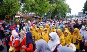 ribuan-guru-ikuti-gerak-jalan-dalam-rangka-hut-hgn-dan-pgri-ke-80