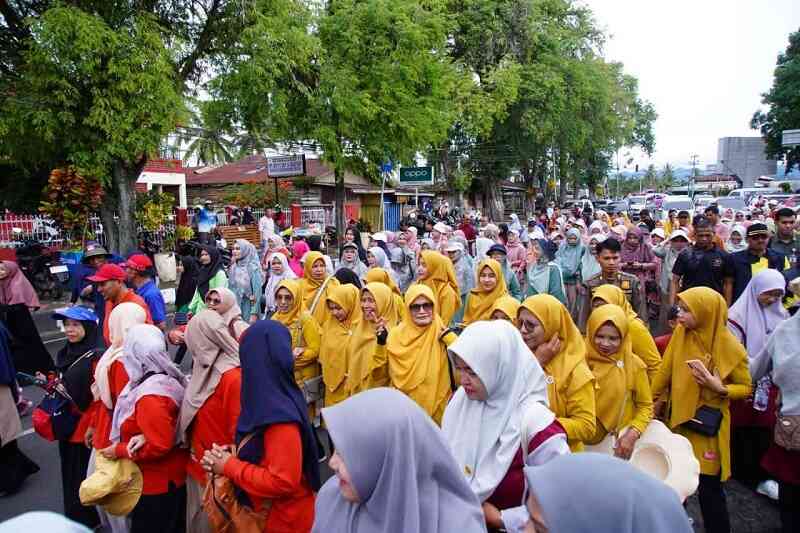 ribuan-guru-ikuti-gerak-jalan-dalam-rangka-hut-hgn-dan-pgri-ke-80